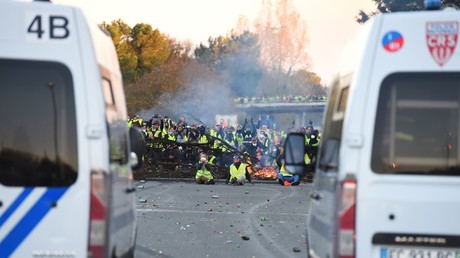 FILE PHOTO. Protesters face riot police near Bordeaux, southwestern France, on November 18, 2018. © AFP / Nicolas Tucat