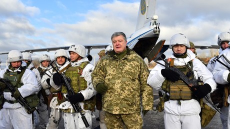 Ukrainian President Petro Poroshenko (C) poses with elite airborne troops, on December 6, 2018. ©AFP / Sergei Supinsky