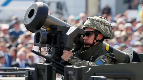Ukrainian soldier holds a US-made Javelin anti-tank missile during Ukraine's Independence Day parade in Kiev, August 24, 2018.