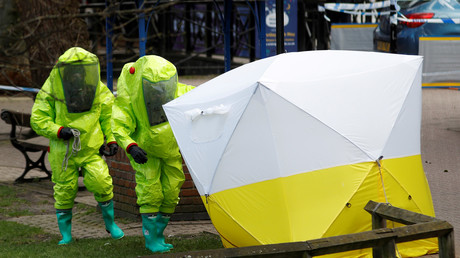 Officials in protective suits reposition a forensic tent covering the bench where Sergei Skripal and his daughter Yulia were found © Reuters / Peter Nicholls