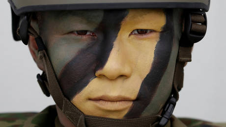 A soldier of Japanese Ground Self-Defense Force (JGSDF)'s Amphibious Rapid Deployment Brigade (ARDB) © Reuters / Issei Kato