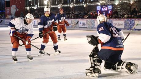 Putin takes to the ice on Red Square for festive hockey game (VIDEO)