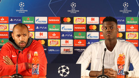 'Full dad mode!': Henry gives 17yo player 'death stare' for not tucking in chair at presser (VIDEO)