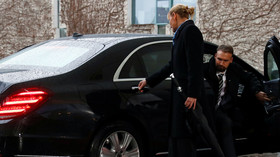 Hard (Br)exit: Theresa May gets stuck in car as Merkel looks on (VIDEO)