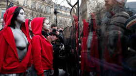 Bare-breasted, silver-painted ‘Mariannes’ confront police in Paris (PHOTOS)