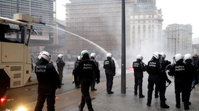 Water cannon, firecrackers as thousands rally against UN migration pact in Brussels (PHOTO, VIDEO)