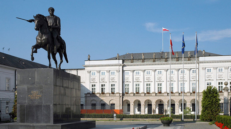 Man tried to ram gate of Presidential Palace in Warsaw Man tried to ram gate of Presidential Palace in Warsaw