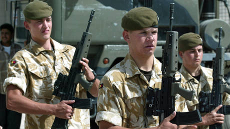 File photo: British soldiers perform a rifle drill, 2005. © Reuters / Atef Hassan