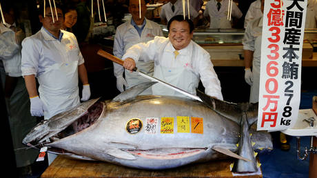 Kiyoshi Kimura with a 278kg bluefin tuna © Reuters / Kim Kyung-Hoon