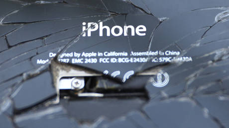 File photo: A broken iPhone is seen on a table in this illustration picture, October 21, 2017. © REUTERS / Dado Ruvic