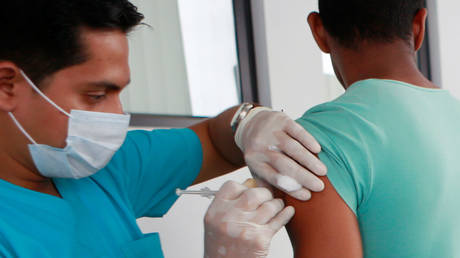 A man receives a vaccination in Peru, August 2018. © Reuters / Douglas Juarez 