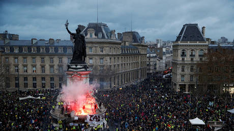 'Yellow Vest' protesters gather at the Place de la Republique in Paris © Reuters / Stephane Mahe