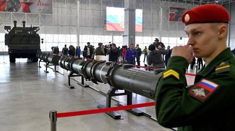 سیستم‌های تسلیحاتی که ایالات متحده ادعا می‌کند نقض معاهده INF هستند که در روسیه به نمایش گذاشته شده است.  © اسپوتنیک / ولادیمیر استاپکوویچ