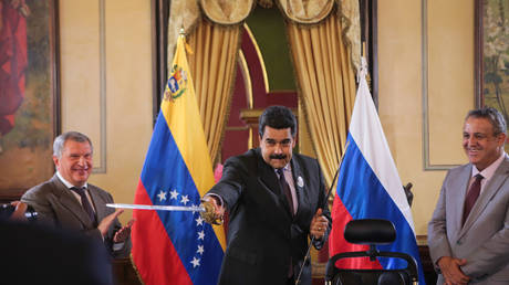 FILE PHOTO: The head of Russia's Rosneft Igor Sechin, Venezuela's President Nicolas Maduro, Venezuela's Oil Minister Eulogio del Pino © Reuters