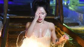 Bikini-clad girls, celebs & politicians: WATCH Russians descend into frigid water on Epiphany