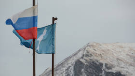 A national flag of Russia and a flag of Russia's Sakhalin region flutter on the island of Shikotan © REUTERS / Yuri Maltsev 