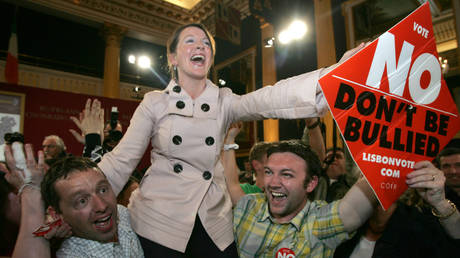 Irish supporters of the 'No Vote' celebrate after the Lisbon Treaty was rejected, June 13, 2008 © AFP / Paul McErlane