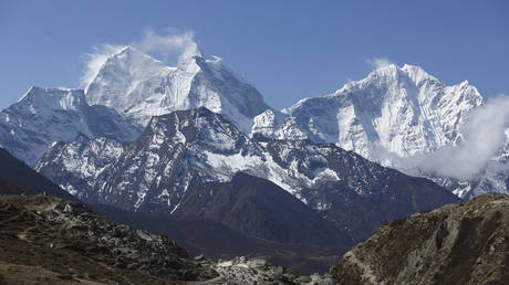A trekker walks in front of Mount Thamserku while on his way back from Everest base camp.  © Reuters / Navesh Chitrakar
