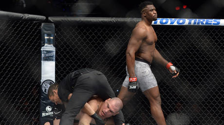 Francis Ngannou (red gloves) walks away after finishing Cain Velasquez © Getty Images / Joe Camporeale
