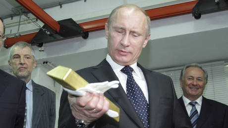 FILE PHOTO: Vladimir Putin holds an ingot of gold © Reuters / Alexsey Druginyn