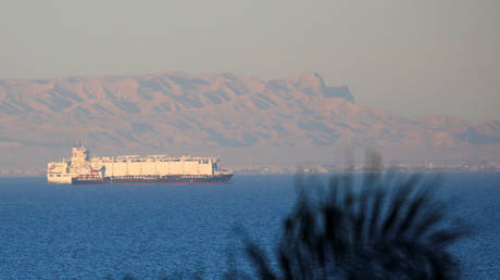 Container ships sail across the Gulf of Suez towards the Red Sea before entering the Suez Canal © Reuters / Amr Abdallah Dalsh