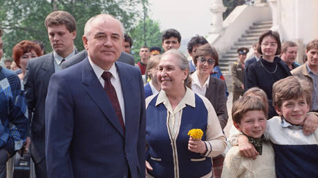 Mikhail Gorbachev talks to people near the Kremlin © RIA Novosti / Yury Abramochkin