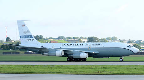 An American OC-135B taxiing to the runway © AFP / US AIR FORCE / CHARLES J. HAYMOND 