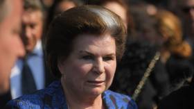 First woman in space MOBBED by journalists chasing finance minister (VIDEO)