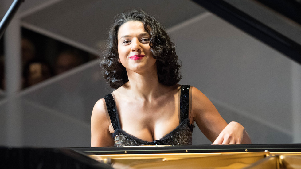 Too Hot To Handel Meet Top Female Pianist Putting The Sexy Into Classical Music — Rt World News