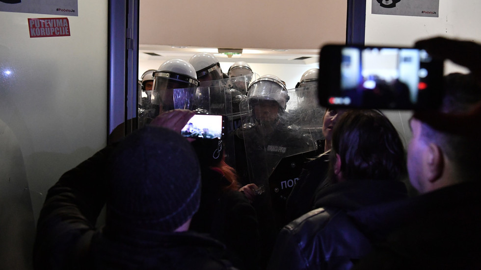 Protesters storm public broadcaster HQ in Serbia, face off with riot police (VIDEOS) Protesters storm public broadcaster HQ in Serbia, face off with riot police (VIDEOS)