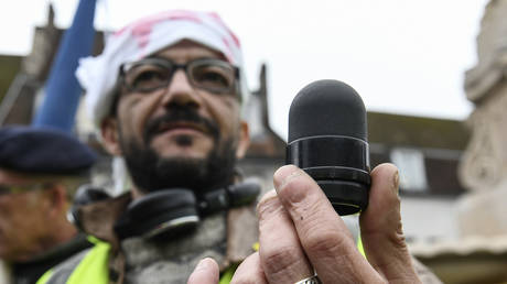 A Yellow Vest protester holds a 40mm rubber 'flash ball' projectile  © AFP / Sébastien Bozon