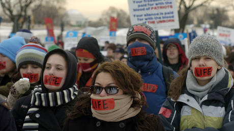 FILE PHOTO: Pro-life activists at the 32nd Annual March For Life in Washington DC © Reuters / Micah Walter 