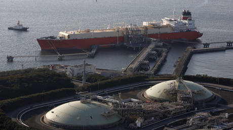 FILE PHOTO: LNG storage tanks and a membrane-type tanker © Reuters / Issei Kato