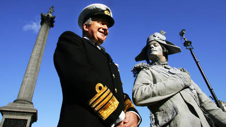 Lord Admiral Sir Alan West stands beside a "living statue" dressed and painted as Admiral Horatio Nelson at Trafalgar Square © AFP / Adrian Dennis