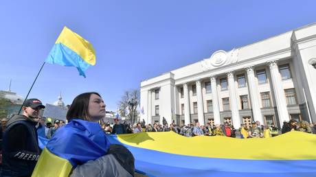 Activists call on Ukraine's parliament to pass the controversial language law © AFP / Sergei Supinsky