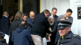 Julian Assange arrested after Ecuador tears up asylum deal 5caf0fa9fc7e9302628b45a3