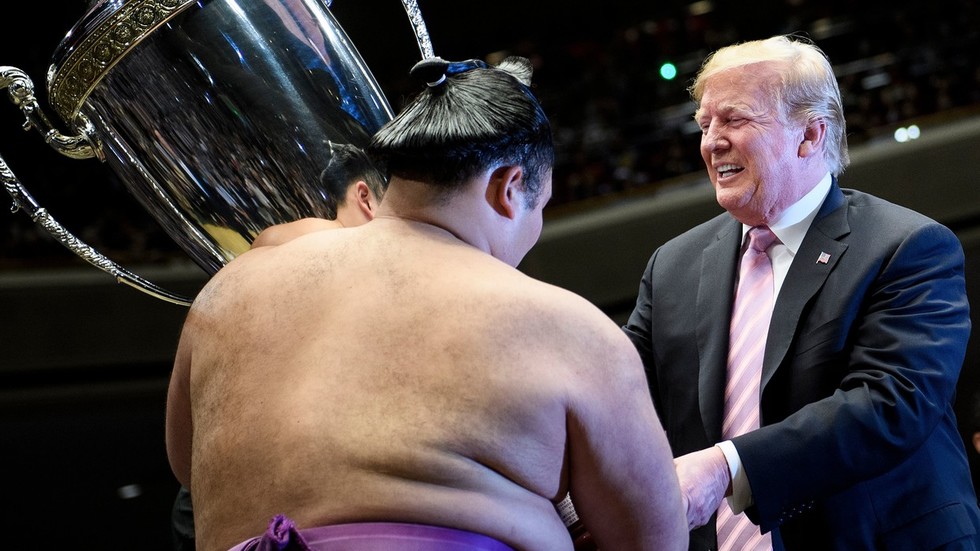 Trump attends sumo tournament in Japan, gets brutally fat ...