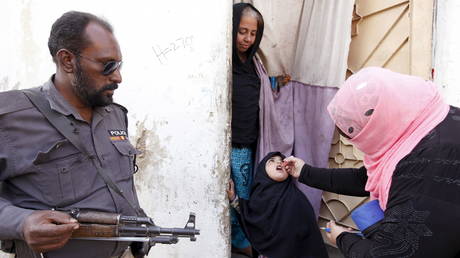 A girl receives a polio vaccine drops in Karachi, Pakistan. FILE PHOTO: © REUTERS / Akhtar Soomro