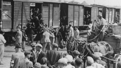 Jews from the Lodz ghetto are loaded onto freight trains for deportation to the Chelmno killing center © US Holocaust Memorial Museum