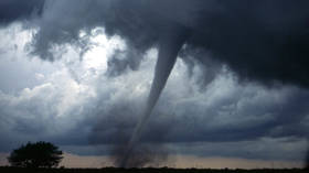 Tornado leaves 2 dead & many missing after leveling hotel in Oklahoma (PHOTOS, VIDEOS)
