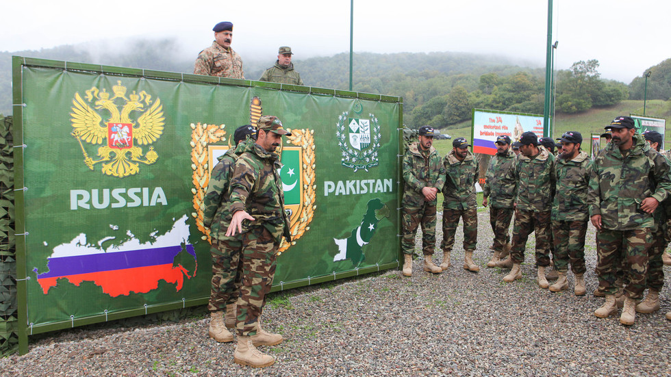 Pakistan eyes arms from Russia & better ties with Moscow in ‘changing’ world – PM