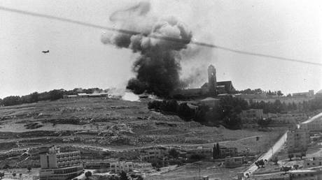 Arab legion positions under fire from Israeli units near Jerusalem, 1967. © Government Press Office/Handout 