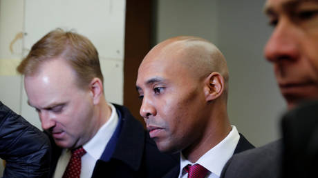  Mohamed Noor (center) and his attorneys enter the courthouse prior to the start of the murder trial in Minneapolis, Minnesota, U.S., April 1, 2019. © REUTERS/Adam Bettcher