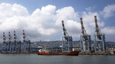 FILE PHOTO: A line of cranes at the Israeli port of Haifa © Reuters / Ronen Zvulun