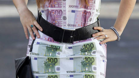 A woman wears a home-made dress featuring imitation 100 and 500 euro notes © Reuters / Regis Duvignau