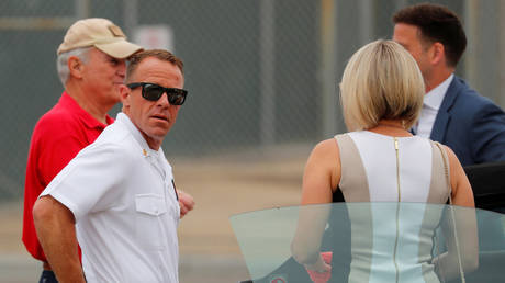 U.S. Navy SEAL Special Operations Chief Edward Gallagher arrives at court with his wife Andrea for the start of his court-martial trial at Naval Base San Diego in San Diego, California, U.S., June 18, 2019. © REUTERS/Mike Blake