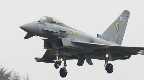 FILE PHOTO: A Royal Air Force Typhoon jet  © REUTERS/Paul Hackett  