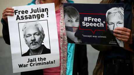 Demonstrators protest outside of Westminster Magistrates Court in support of Julian Assange. ©REUTERS / Hannah Mckay