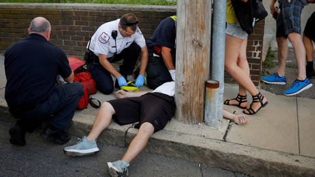 FILE PHOTO: Medics revive a man during an opioid overdose, Massachusetts © Reuters / Brian Snyder
