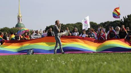 FILE PHOTO: People take part in the LGBT in St. Petersburg © REUTERS / Anton Vaganov 